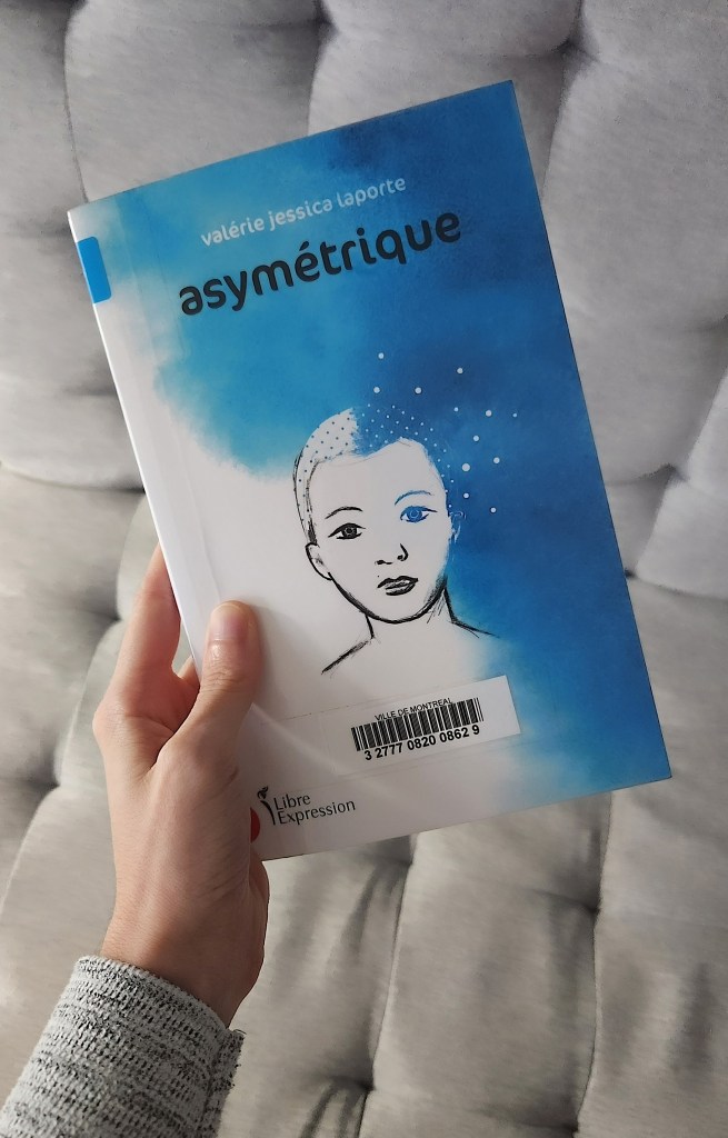 Couverture du livre Asymétrique de Valérie Jessica Laporte. Tête d'une jeune femme aux cheveux rasés sur fond bleu et blanc.